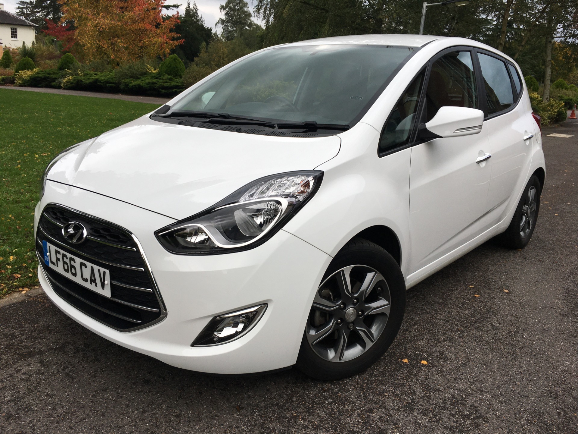 Used HYUNDAI IX20 1.6 SE AUTO 7400 MILES ONLY, CREAMY